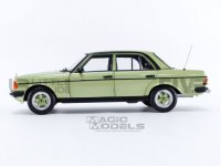 Mercedes 200 AMG 1984 licht groen metallic , 6 openings