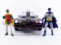 BATMOBILE - 1966 VERSION - MET FIGUREN