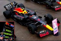 RED BULL - F1 RB18 TEAM ORACLE RED BULL RACING N 1 WINNER JAPAN GP WITH PIT BOARD WORLD CHAMPION 2022 MAX VERSTAPPEN