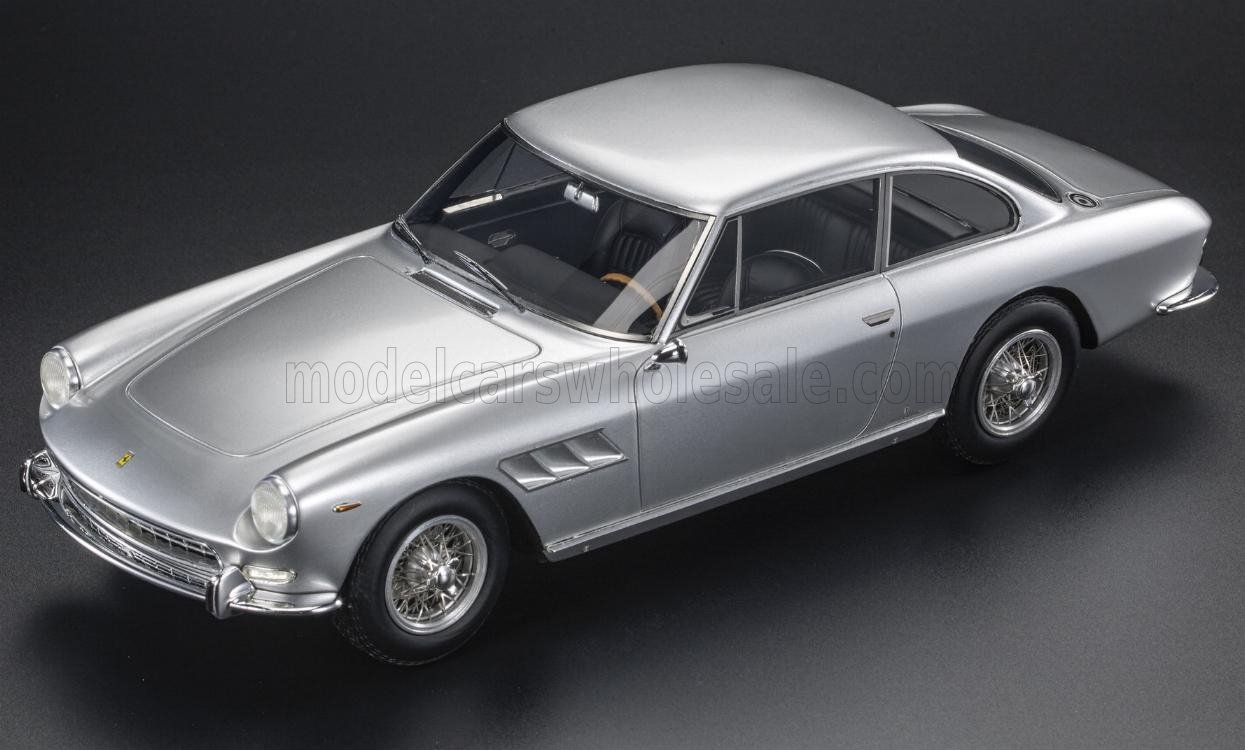 FERRARI - 330 GT 2+2 1965 - ZILVER