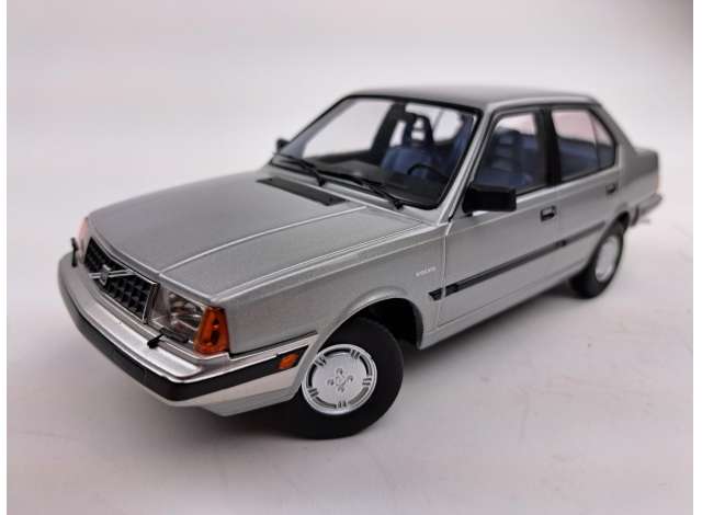 Volvo 360, silver-grey metallic with blue interior