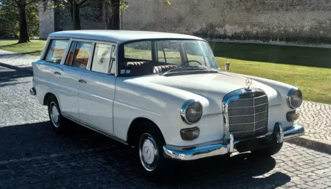 Mercedes-Benz 200 Universal 1966 Crème