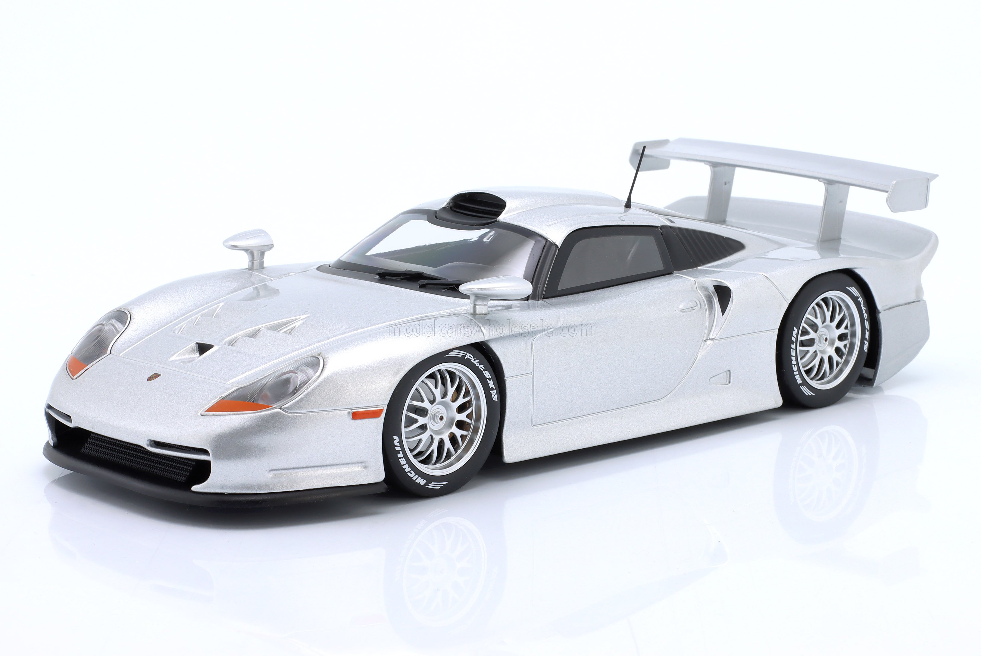 PORSCHE - 911 GT1 STREET VERSION 1996 - ZILVER