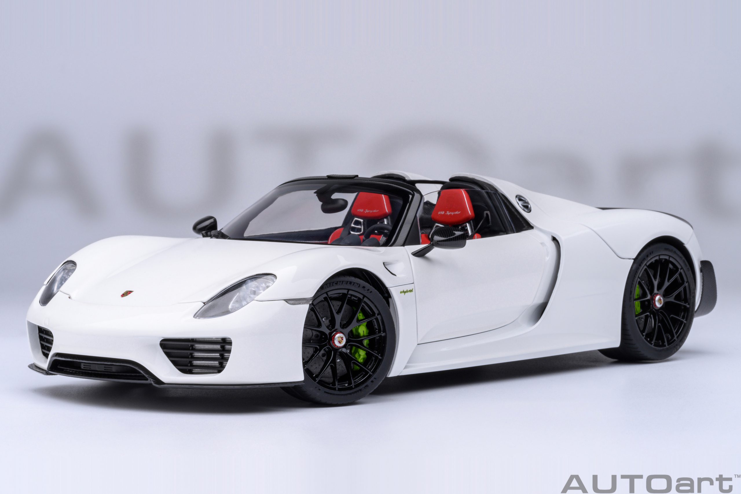 Porsche 918 Spyder Weissach-pakket (wit met rood i