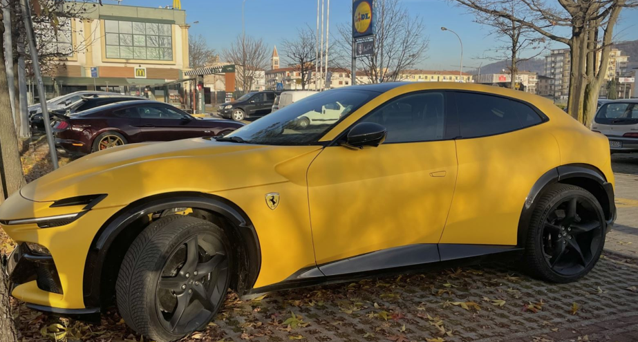 Ferrari Purosangue - Matt Modena Geel panoramisch 