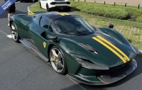 Ferrari SP3 Daytona open dak Britse groen-gele streep