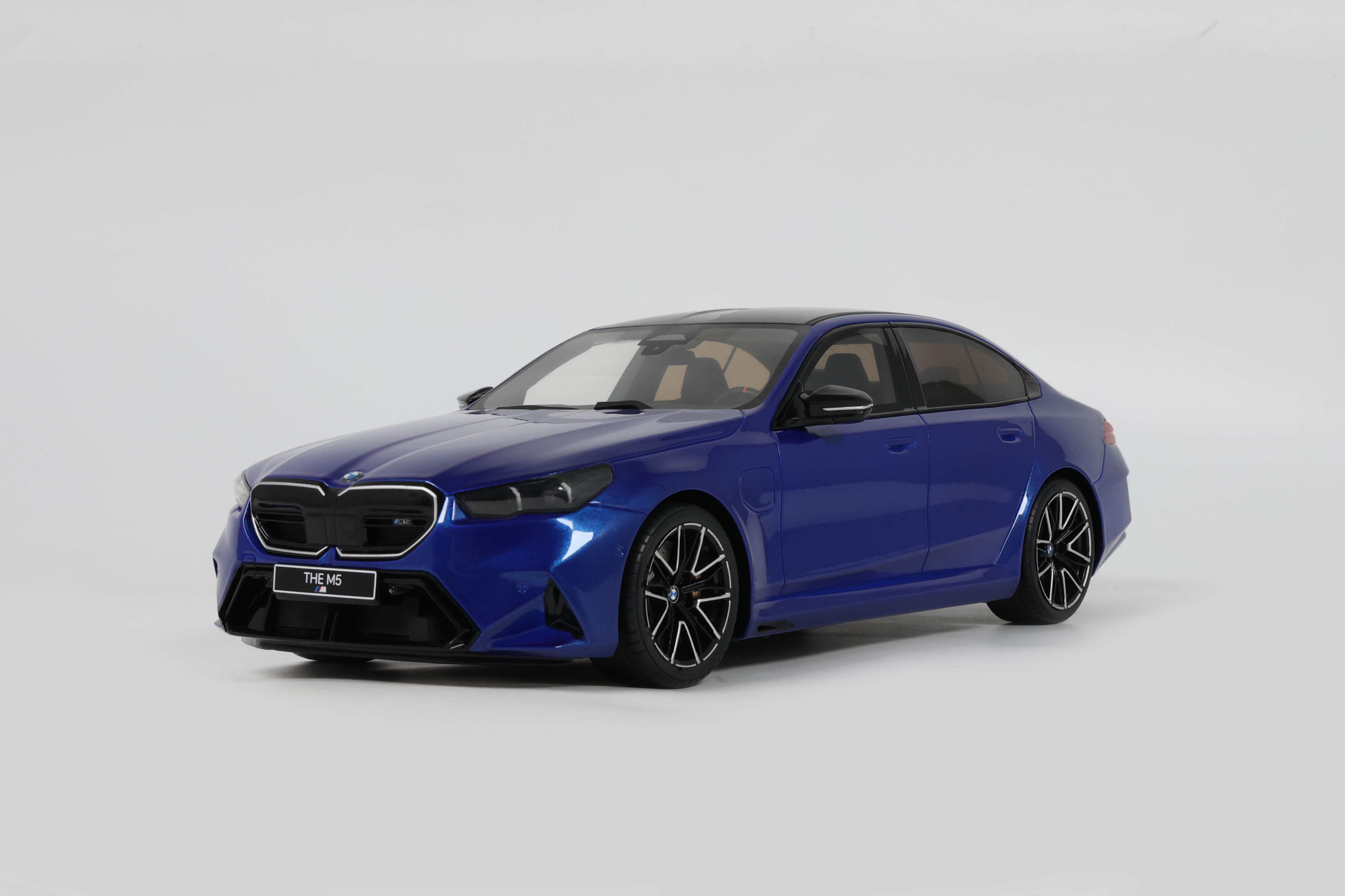 BMW M5 MARINA BAY BLUE METALLIC 2024