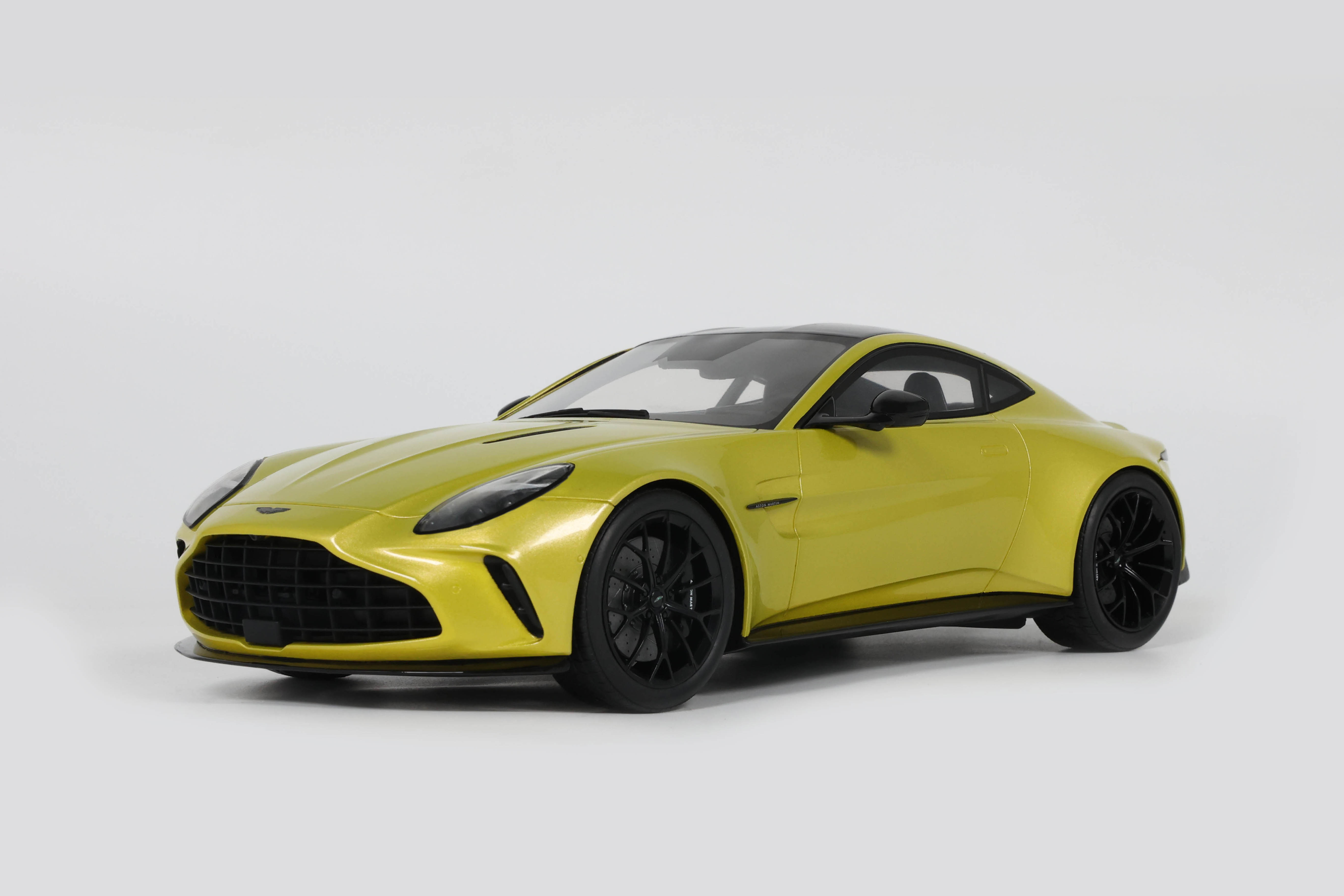 ASTON MARTIN VANTAGE COSMOPOLITAN YELLOW 2024